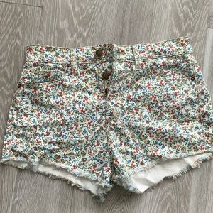 Adorable guess floral Jean shorts